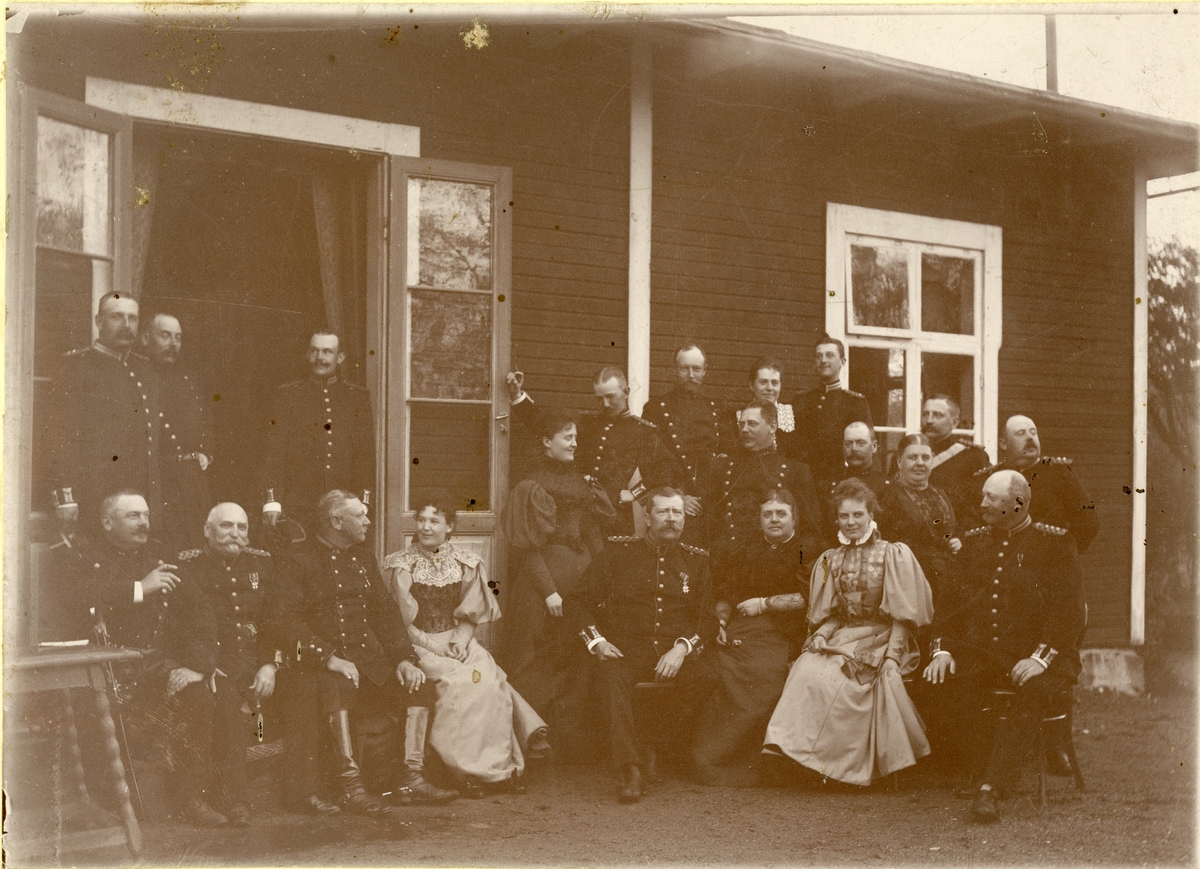 Grupporträtt av officerare vid Västmanlands regemente I 18 med  damsällskap på Salbohed.