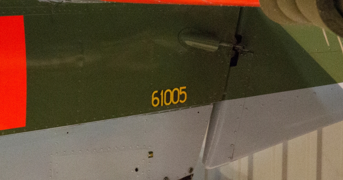 Skolflygplan SK 61A
Beagle B 125 Bulldog

Märkning: Under nosspetsen kodsiffra 05; på bakkroppen kronmärke och flottiljnummer 5; på fenan kodsiffra 05. Orangefärgade fält på vingar, bakkropp och stabilisator.