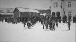 Fiplingdalsrennet 1934. Skirenn, mye folk og skiløpere, uten