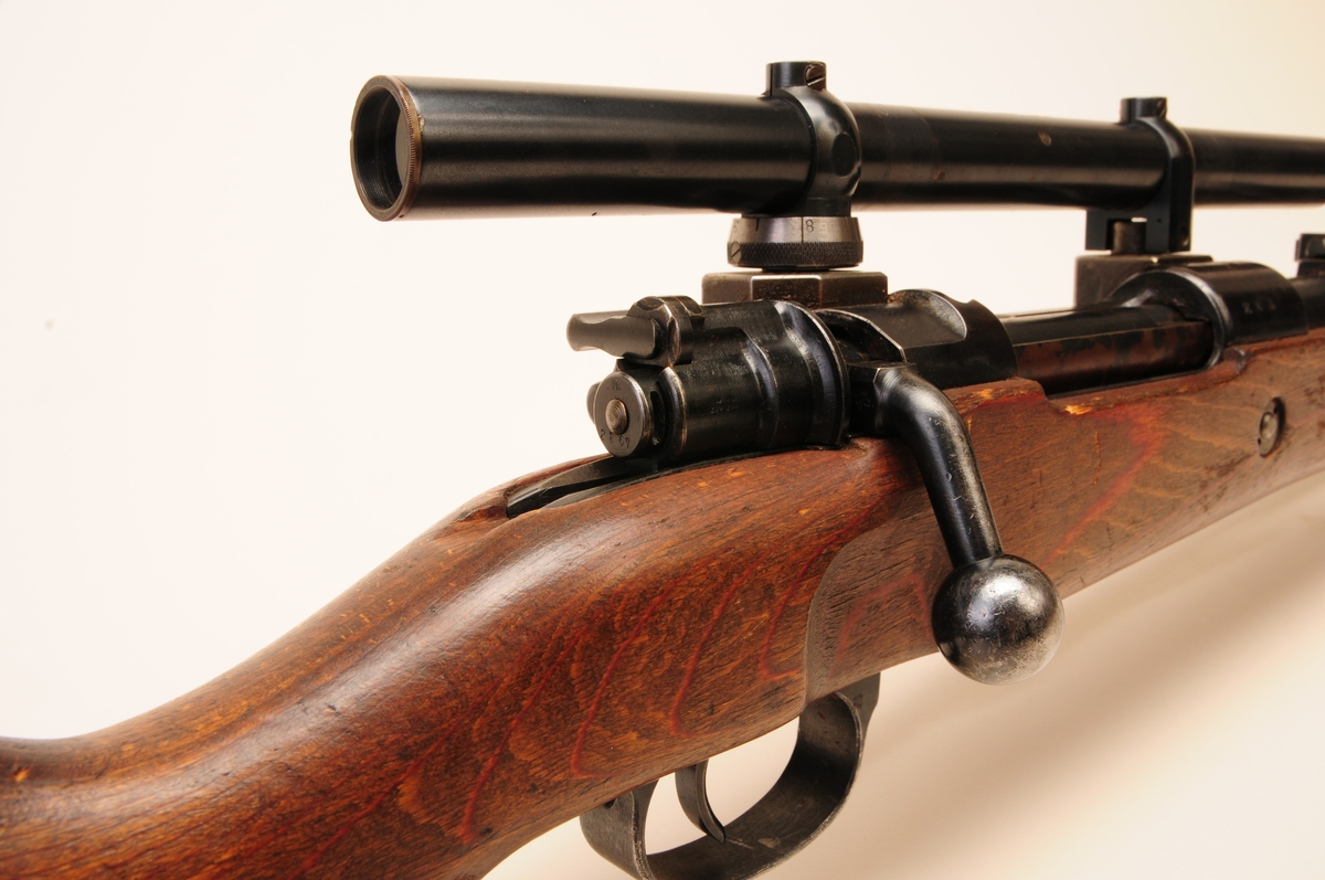 Tysk Mauser K98k påmontert noskinnkjøpt Viogtländerkikkert. Kikkerten er en av de 1000 som ble kjøpt inn til de 1000 kikkertsiktegeværene som ble laget av Krag-Jørgensengeværet.