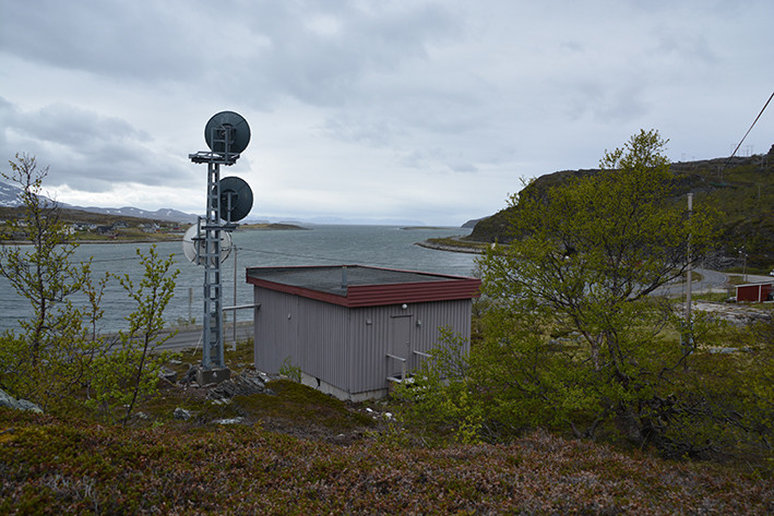 Litlefjord automatkiosk i Finnmark er i sin helhet oppført i tre. Innvendige vegger og tak er dekket med trefiberplater. Bygningen er av en standardtype med stående, smal bordkledning og kraftig takgesims av horisontale bord, og med svakt fall til den ene siden. Taket er tekket av papp og har ingen takrenner. Husets eneste vindu er i  oppholdsrommet. Oppholdsdelen er enkelt utstyrt med et tørrklosett til venstre ved inngangen. Kjøkken med kokeplater, og soverom med køyeseng er til høyre. Det er ikke innlagt vann. Det er strenge oppholdsregler for besøkende. Takhøyden i oppholdsdelen av huset er 2,45 m, mens takhøyden i tilbygget til sentralen er 3,1 meter. Utenfor inngansdøren er det en enkel trapp. Automatkiosken er fortsatt operativ (2017).