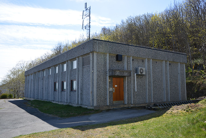 Jeløy automatiske telefonsentral i LN-hall oppført av prefabrikkerte betongelementer fra ingeniør P. A. Bakkejord AS.