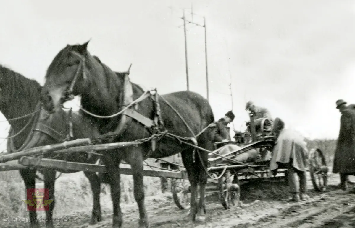 Amerikansk veghøvel "Russel Grader"  i arbeid i Østfold 1924, i følge merking.  Ref. til "Meddelelser fra Veidirektøren", Nr. 47-mai 1924. Artikkel om "Prøve med den amerikanske veihøvel "Russel Grader" samt skrapning av veibanen med "Western" skrape", av overingeniør Thor Olsen. Befaring  med vegdirektoratets og Østfold fylkets ingeniører.  Andre bilder av veghøvelen som er illustrert i artikkelen vises i bildeframvisning 2/5 og 3/5. Bildeframvisning 4/5: "Skraperne av "Western"-typen forarbeides som nævnt ved fylkets verksted og utstyres nu med en fast arm paa den ene side for styring av hele redskapen foruten den bevægelige for stillingen av bladene , som det vil sees av fig. 5". Bildeframvisning 5/5: Vedlikeholdsarbeid med amerikansk vegskrape utføres i Østfold.