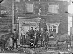 Hester, personer, klær, 2-etg. bolighus,