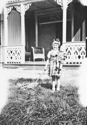 Jente, klær, dokke, dukkevogn, bolighus.