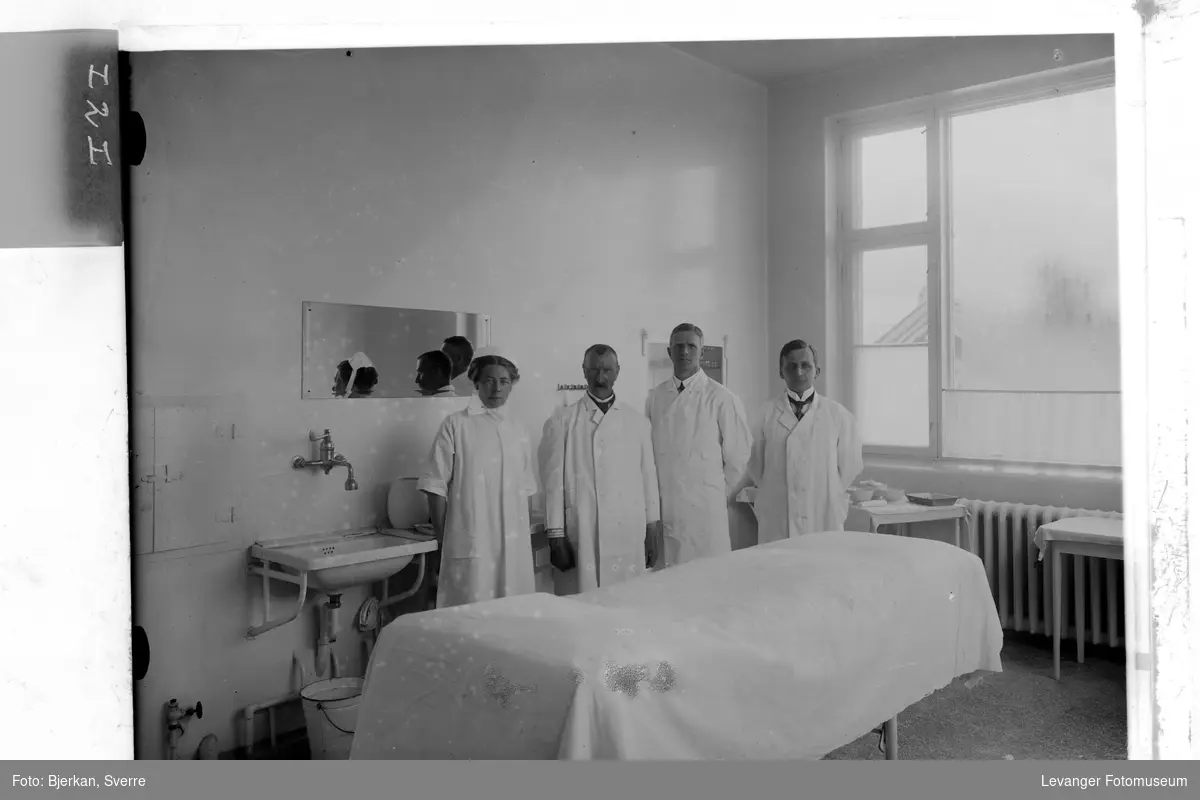 Fra sykehuset, leger på operasjonssure i det 1916-bygget på Levanger sykehus.