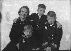 Fru Esther-Marie Wiig med sønnene Christian, Ole og Thorvald