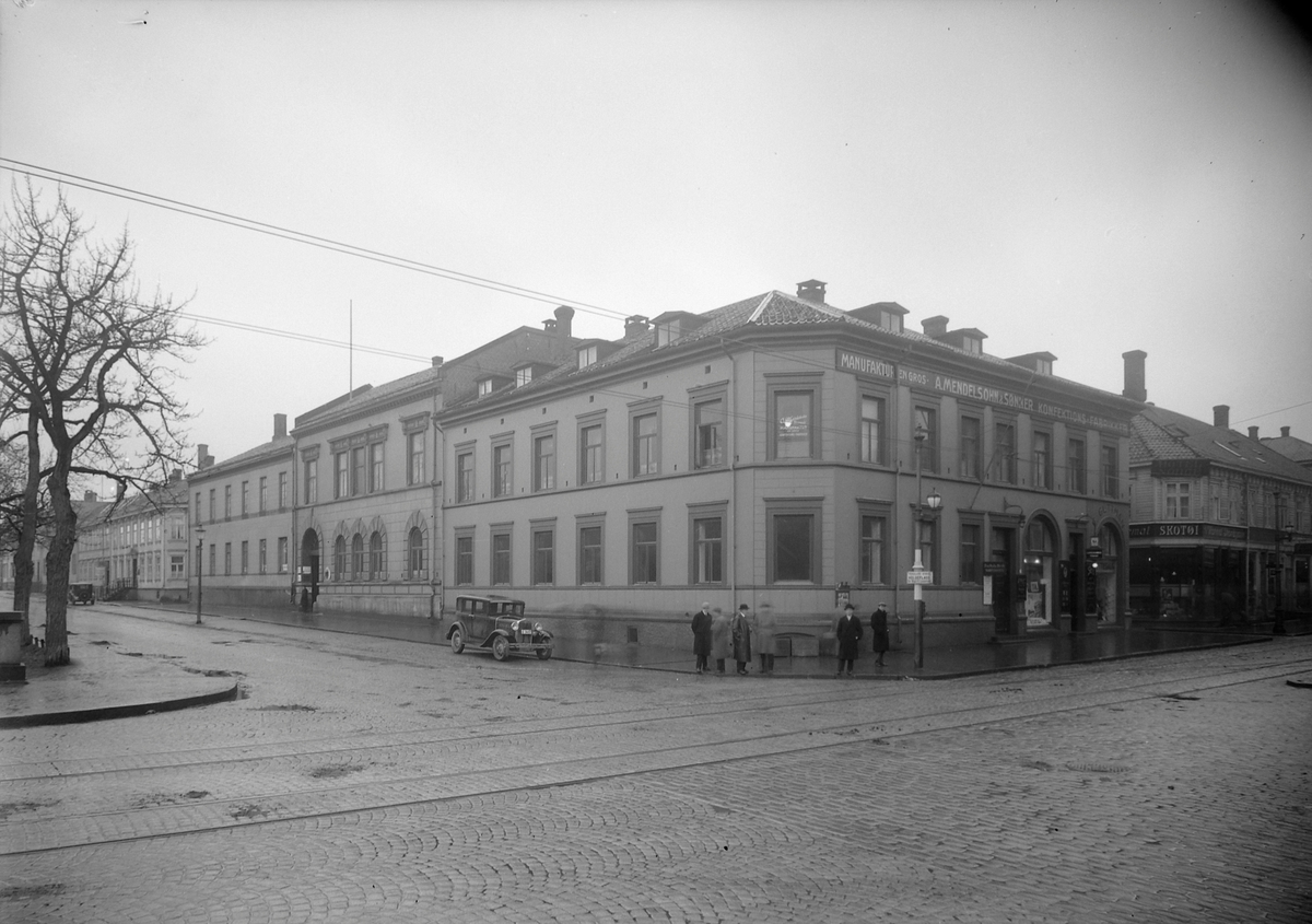 Kjøpmannsgata og Olav Tryggvasons gate med eiendommene til A. Mendelsohn & Sønner konfeksjonsfabrikk