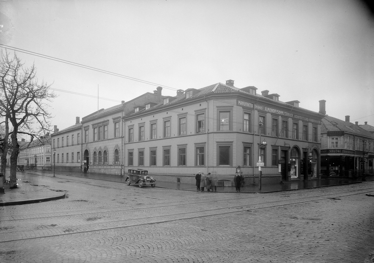 Kjøpmannsgata og Olav Tryggvasons gate med eiendommene til A. Mendelsohn & Sønner konfeksjonsfabrikk