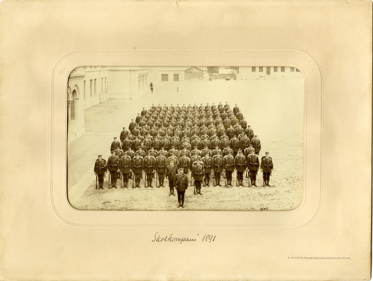 Grupporträtt av skolkompani vid Andra livgardet (Göta livgarde I 2) 1891.