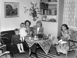 Familiebilde, hvor vi tre kvinner samlet rundt et tebord i s