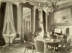 piano med noter, skipsmaleri, speilsal.
 Bilde fra Marie Knu