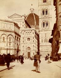 Katedralen Santa Maria del Fiore. Til høyre Giotto-tårnet. F