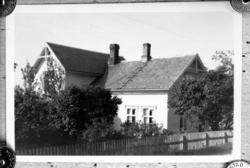 Foto av et bolighus, muligens i Tingvoll kommune. Fra Nordmø