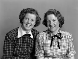 Foto av to ukjente kvinner, trolig fra Tingvoll kommune i Mø