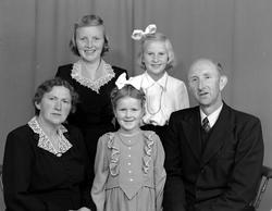 Ola Talgø med familie. Gruppebilde av en familie. Fra Nordmø