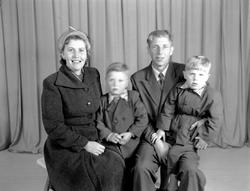 Ragnhild og ? Kallmyr med barna Ola og Edmund
Fra Nordmøre m