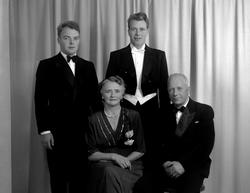 Olav Hansen med familie. Fra Nordmøre museums fotosamlinger,