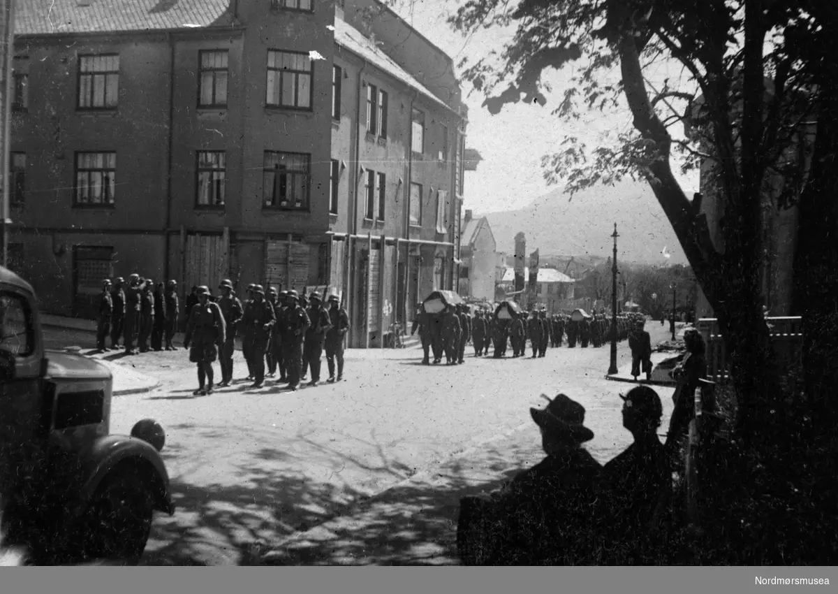 Tyske soldater i gravfølge i Langveien, 2. verdenskrig, variant med siluetter. Nordmøre museums fotosamling