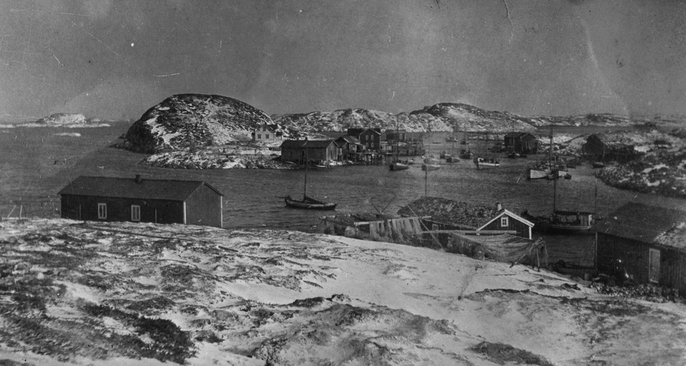 Åsvær, oversiktsbilde ca.1910-1912. Båter på havna.