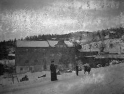 Vålebru i Ringebu, Våla Bruk, bru, kvinne, gutt, hund