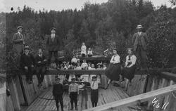 Familiebilde. Familien Holta, muligens ombord på en båt.