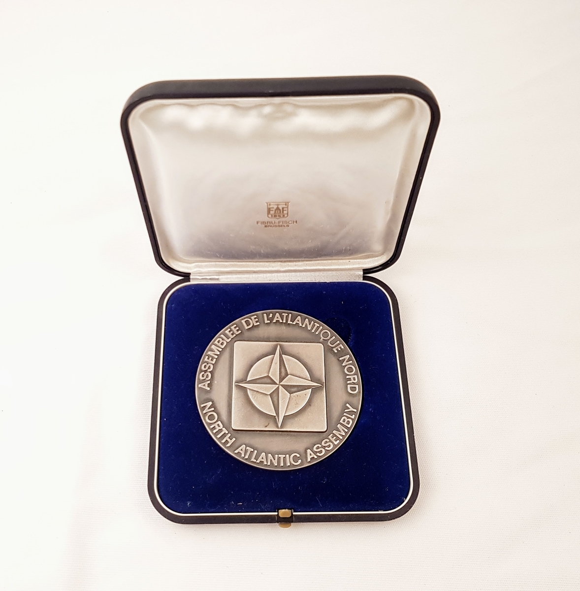 Natos stjerne preger medaljens forside