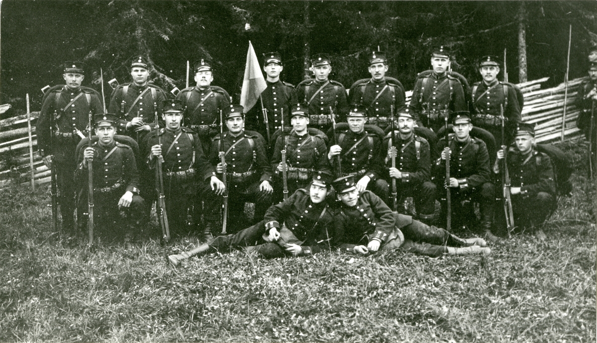 Grupporträtt av beväringar vid Södermanlands regemente I 10.
