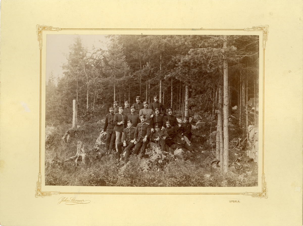 Officerare från olika regementen samlade i skogen vid Laxön.
