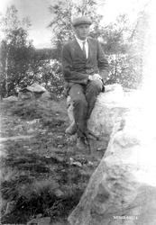 Mann, klær, naturforhold.