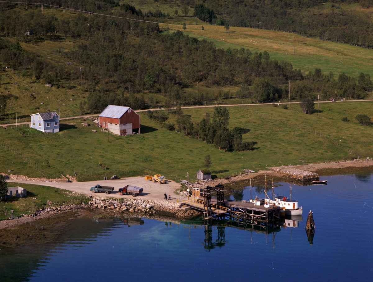 Flyfoto av fergekaia på Flesnes i Kvæfjord.