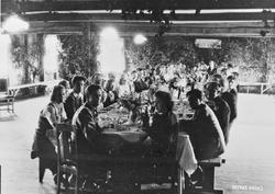 Bryllup, personer, langbord, stoler.