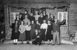 Gruppefoto fra russerevyen "Karusellen går" fra skoleåret 19