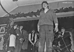 Personer, klær, bilder, spaserstokk.