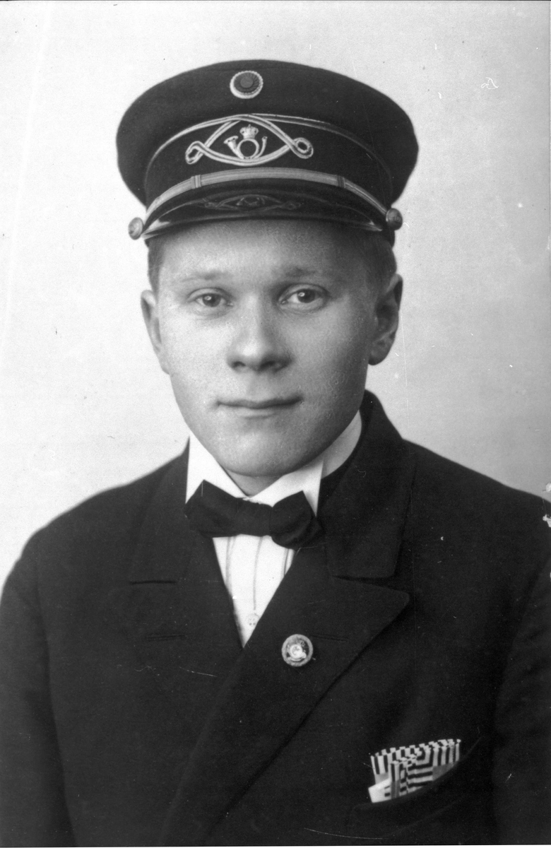 Portrett i halvfigur av poståpner Edvard Ruud iført embetsuniform.
