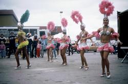 Utkledde dansere på Torvet.