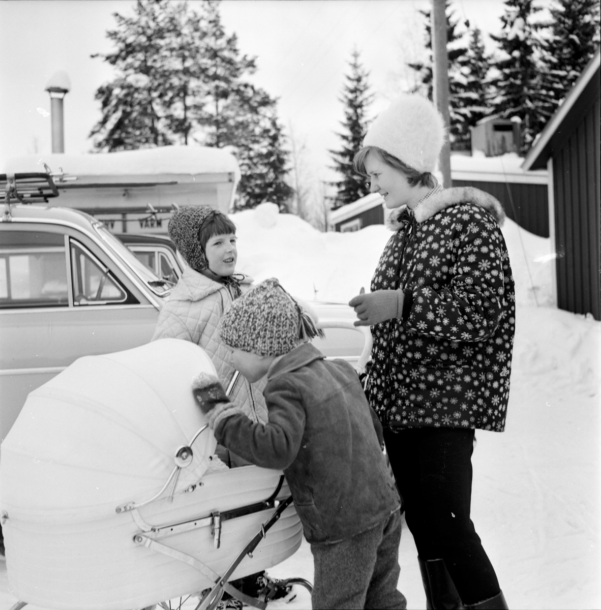 Hällbo. Skoltävling på skidor, 2 Mars 1966.
Flickan i ljus jacka är Åsa Andersson.