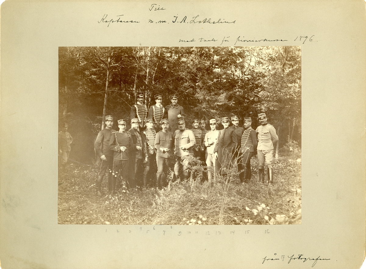 Officerare från olika regementen i skogen vid Sticklinge på Lidingö den 30 septemper 1896.
För namn, se bild nr. 3.