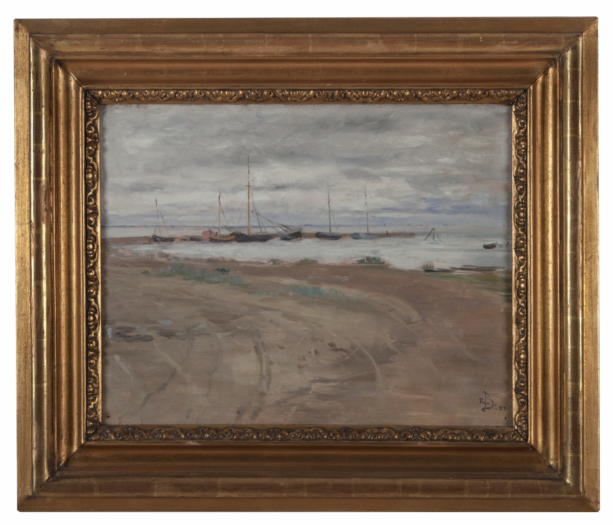 Oljemålning på träpannå, "Strandlandskap", troligen Frankrike, av Rickard Bergh. Sandstrand, vågbrytare med några fiskekuttrar förtöjda. Gråblå molning himmel. Förgylld ram.