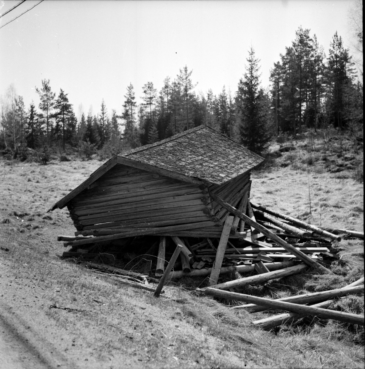 Gamla kåkar efter vägarna,
22 April 1965