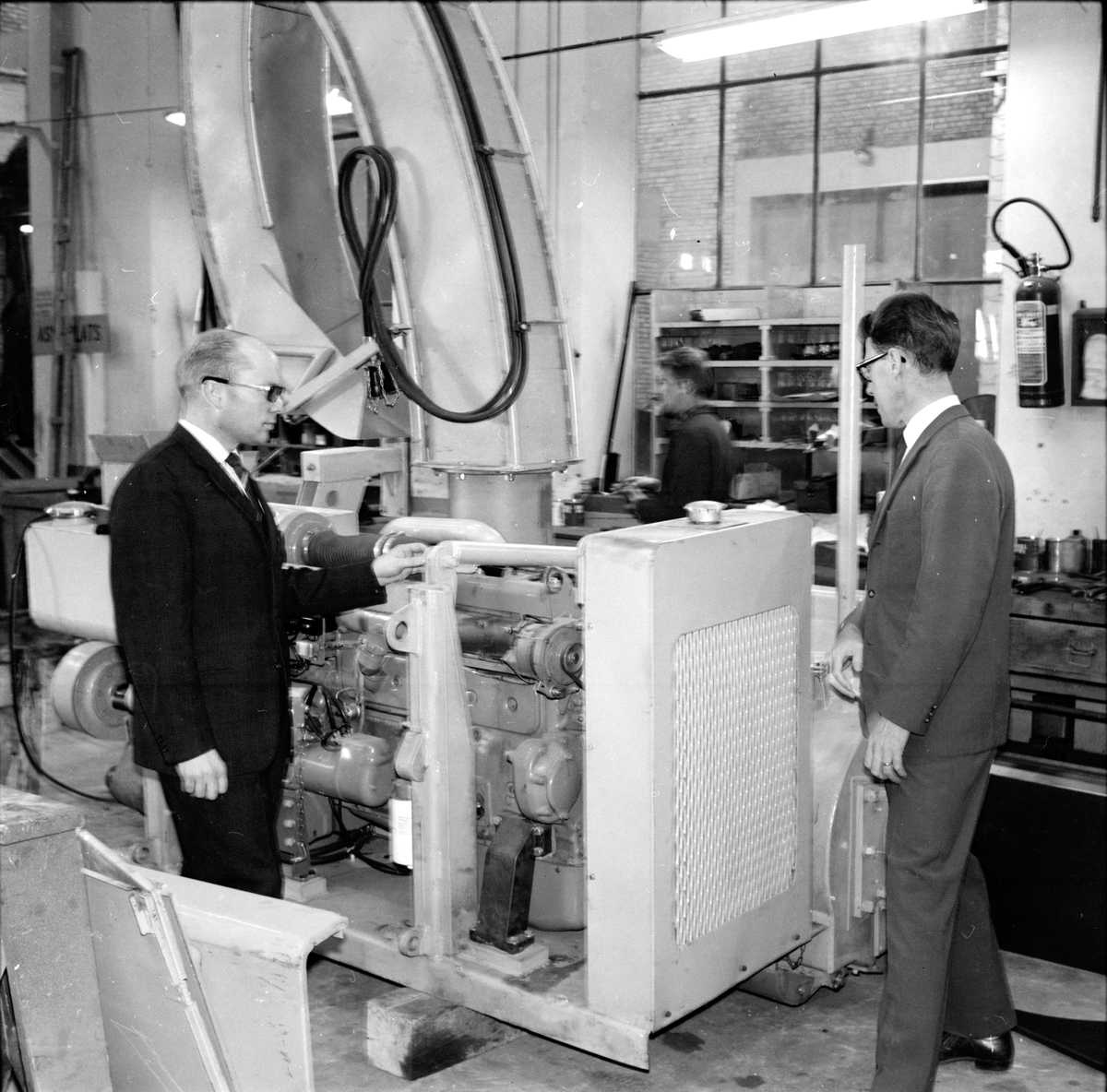 Rune Andersson och Henry Wiklund vid en snöslunga i monteringsverkstaden på Arbrå verkstad. 
Arbrå den 18 oktober 1969.