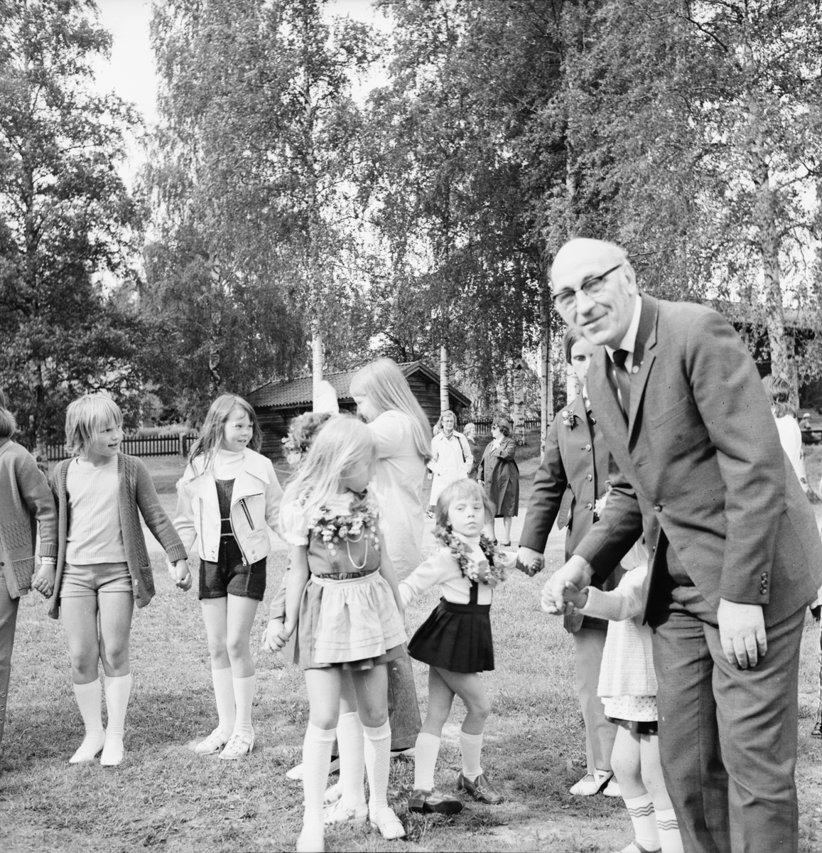 Fornhemmet i Arbrå, midsommarfest, juni 1972.
Några av barnen är Inger Jonsson (nr 2 från vänster) och i mitten Ingela Jönsson och Carina Jonsson.