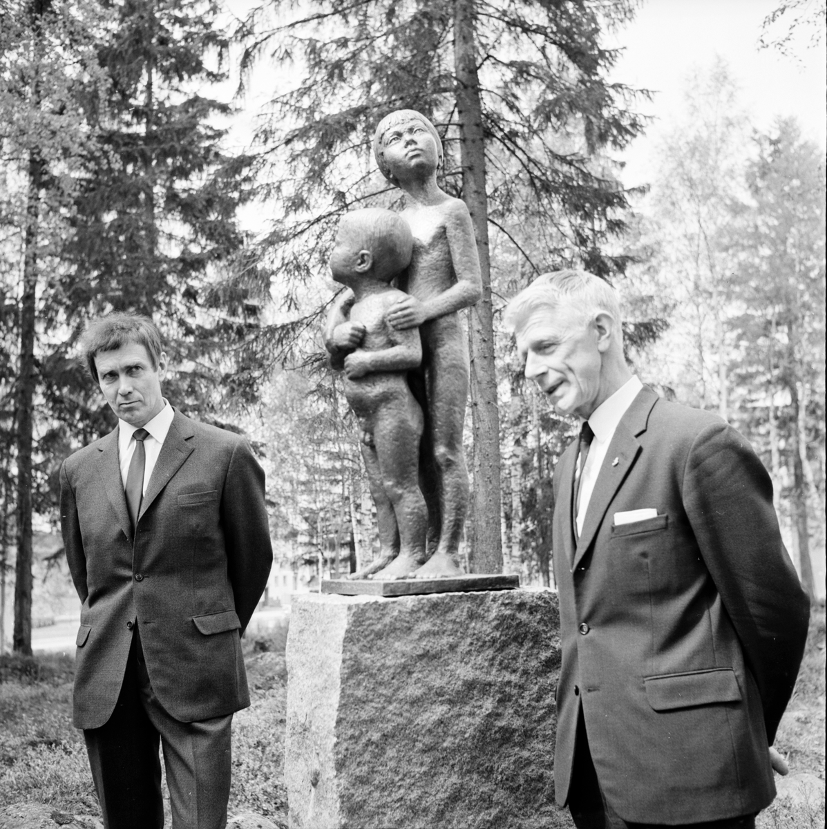 Per Nilsson-Öst. Skulptur vid blomsterkransen.
31/5-1967