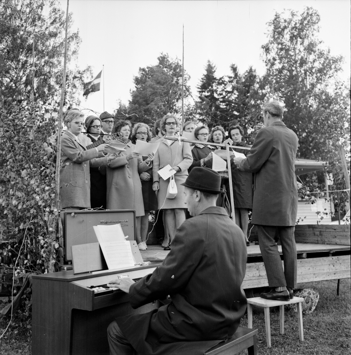 Arbrå, "Alle man ut", Orbaden,
Sept 1970
Vid pianot Olle Bodell, kvinnan med handväska och glasögon är hans dotter Kerstin Bodell.