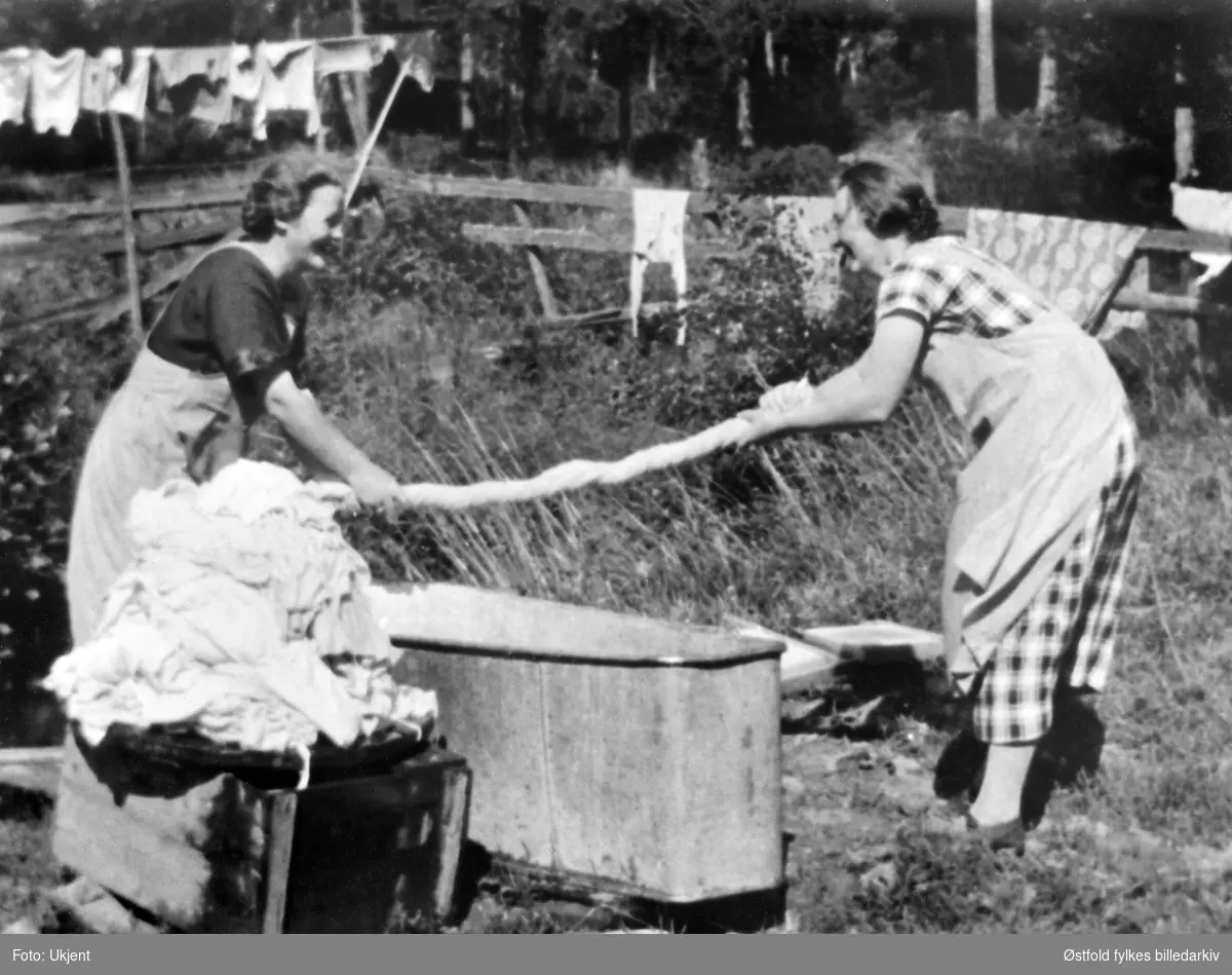 Klesvask på Mørk pleiehjem i Spydeberg, 1925. 
 Kaia Skakkebakke til venstre og Jenny Jacobsen til høyre.