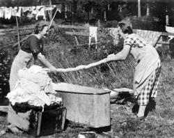 Klesvask på Mørk pleiehjem i Spydeberg, 1925. Kvinnene er uk