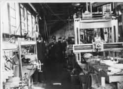 Maskiner og arbeidere ved maskinverkstedet på Kaarbøverksted
