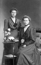 Portrett i atelier av to ukjente kvinner, visittkort, iscene