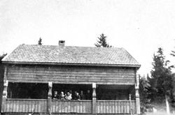 Våningshus med samling med ukjente personer, antageligvis fa