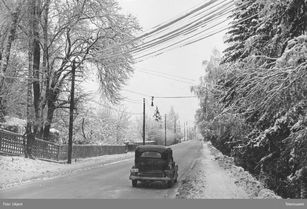 Bil på Lommedalsveien i desember 1950